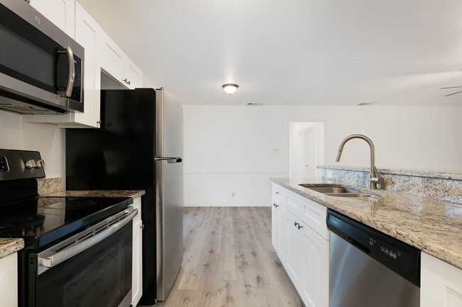 Building Photo - Leon Valley~Spacious 2 Bedroom~Updated Kitchen with Stainless Steel Appliances~2 Car Garage~Backyard