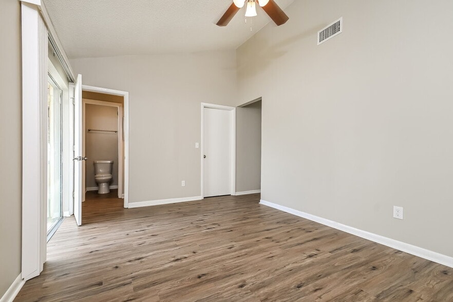 Building Photo - 420 Silver Hill Dr