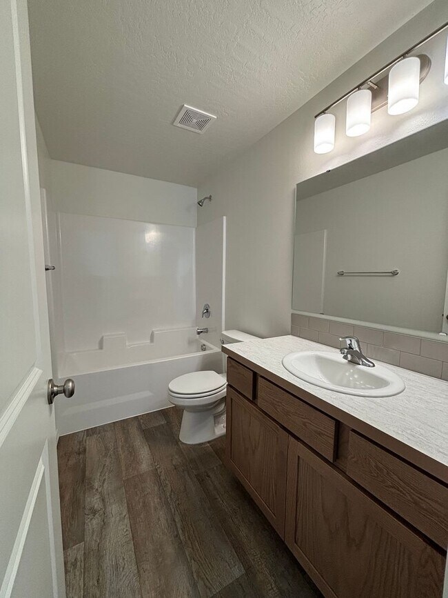 Building Photo - 3 bedroom/2.5 bathroom ready for move in