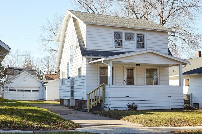 Building Photo - Vintage Farmhouse