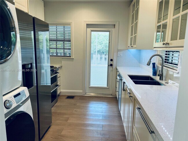 Building Photo - 1407 SE 2nd St