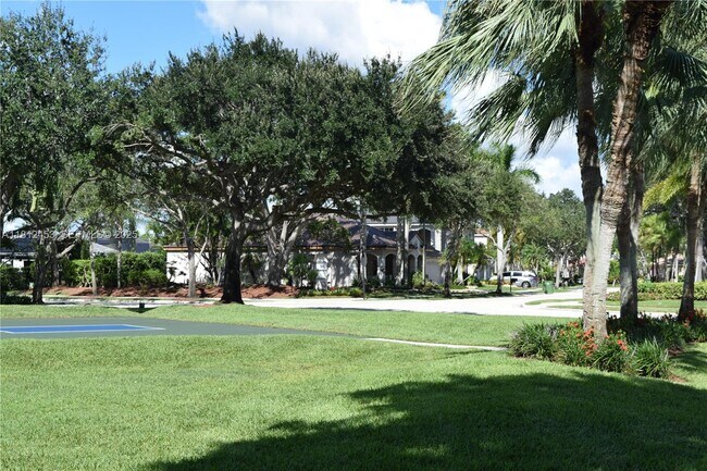 Building Photo - 991 Crestview Cir