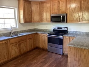 Building Photo - 2 bed 1 bath Blackstone Duplex