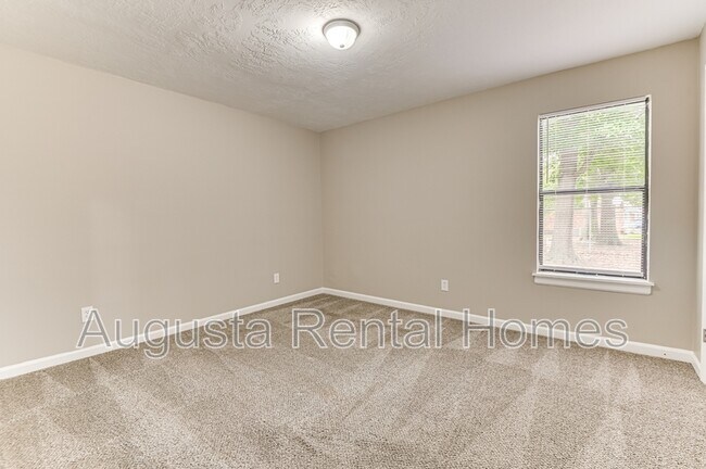 Building Photo - 152 Conifer Dr