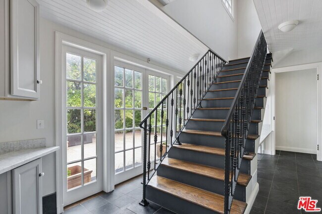 Building Photo - 662 Loring Ave