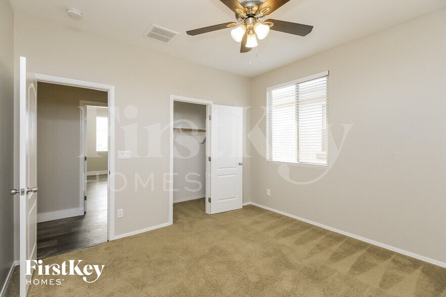 Building Photo - 837 E Cierra Cir