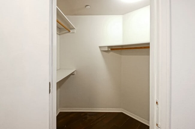 Building Photo - **Move in Special $1000 Off Third Months Rent** Remodeled Corner 3+2 Unit with Luxury Finishes Ne...