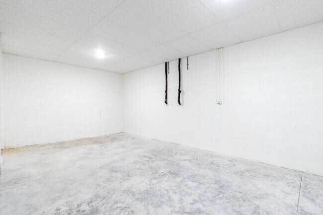 Building Photo - 456 Pond Apple Rd