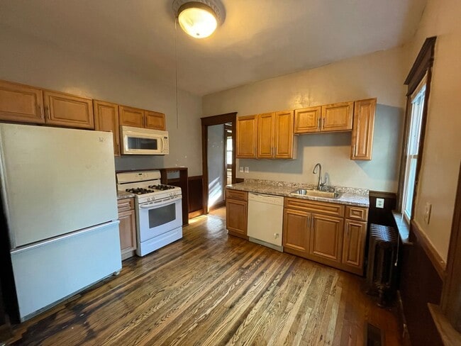 Building Photo - 176 Rosedale St