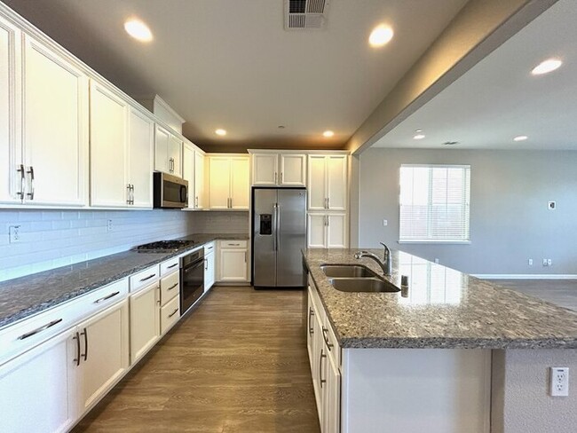 Building Photo - Beautiful 3 Bedroom 2.5 Bathroom in Gated ...