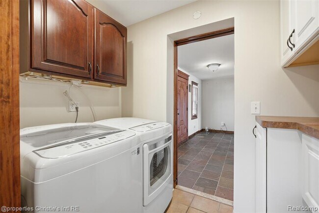 Building Photo - 2739 Lakeridge Ave