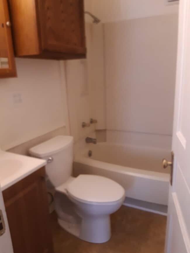 Bath w/ tub and shower - 1042 Erin St
