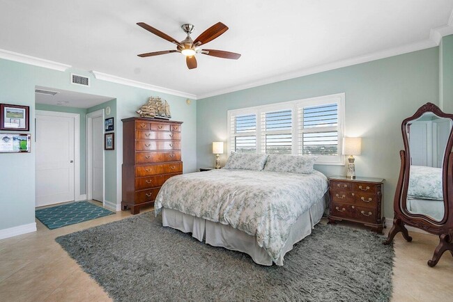 Building Photo - 2650 Lake Shore Dr