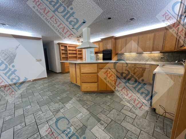 Building Photo - Spacious 2 Bedroom W/ Bonus Room