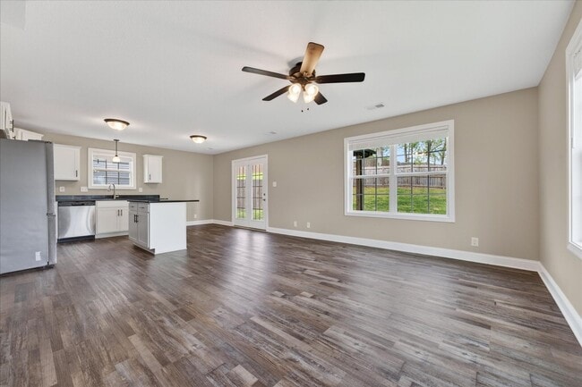 Building Photo - Pet Friendly Three Bedroom!