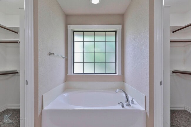 Building Photo - 4 bed 2 bath; newer carpet!