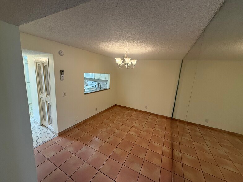 Building Photo - 6075 N Sabal Palm Blvd