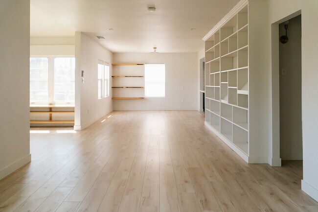 Building Photo - 2709 S Harcourt Ave