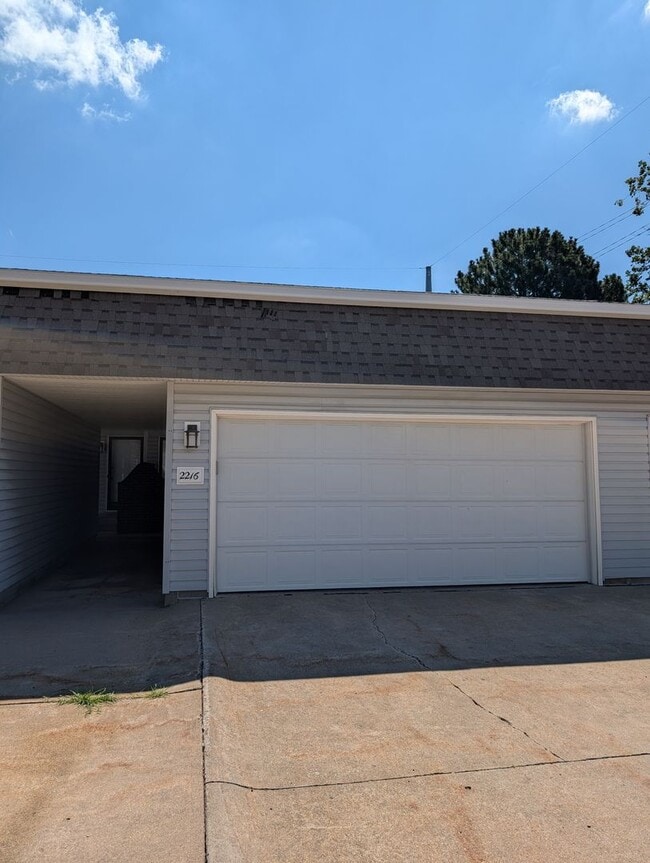 Building Photo - Fully Updated 3 Bedroom 3 Bath Townhouse with 2 Stall Attatched Garage