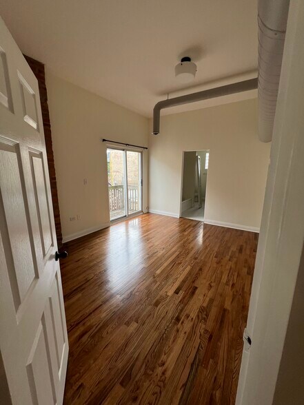 Building Photo - 119 S Paulina St