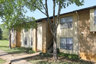 Building Exterior - Longview Square