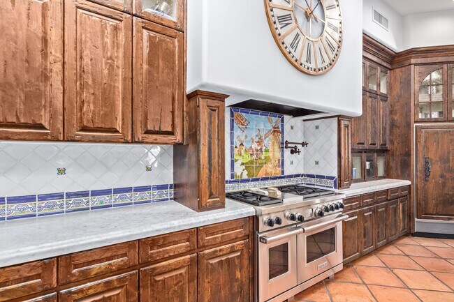 Building Photo - MUST SEE!!! FULLY-FURNISHED LUXURIOUS 6 Be...