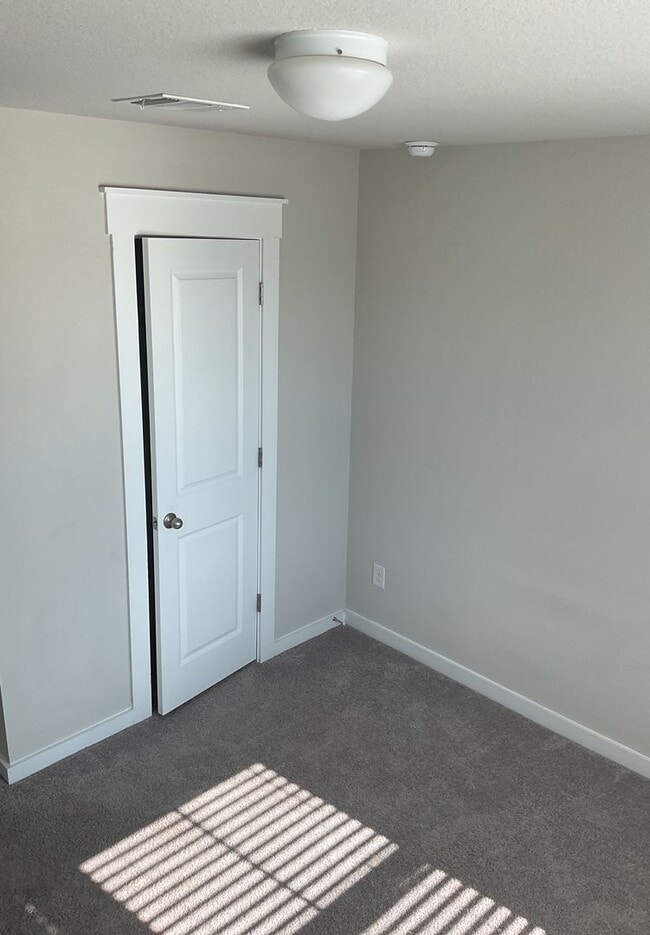 Building Photo - Available Now-Townhome