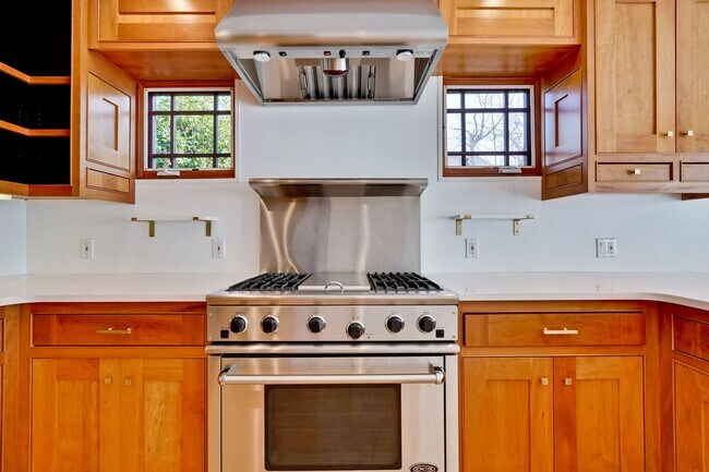 Building Photo - Quaint and Cozy One-Story Craftsman-style Home nestled in the sought-after Sunnyvale neighborhood...