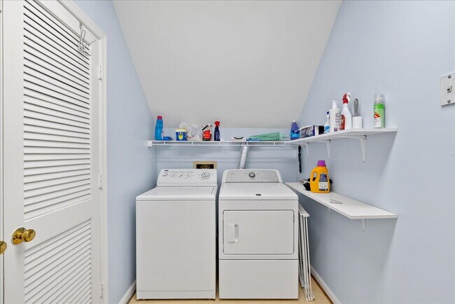 Building Photo - Beautiful End-Unit Townhome with Spacious Interior and Outdoor Living