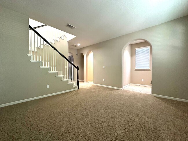 Building Photo - Spacious Home in Prime Turlock Location