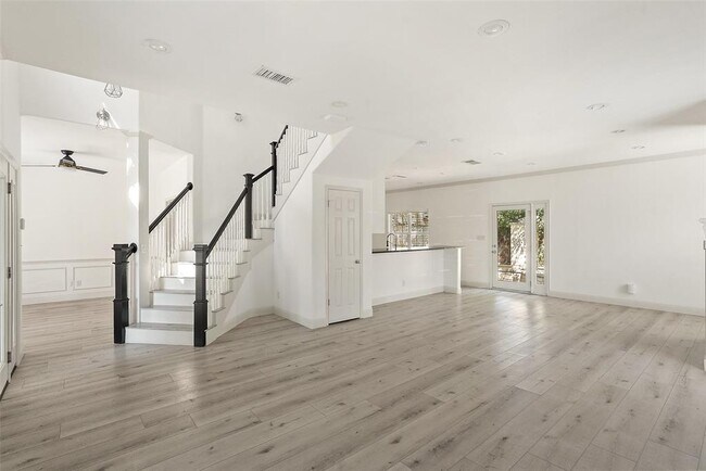 Building Photo - 210 Le Grande Ave