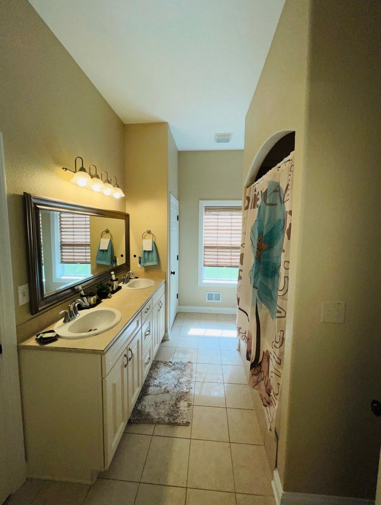 Building Photo - W209N11385 Reger Ct