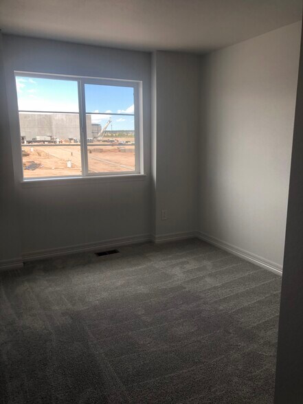 Spacious master bedroom - 1881 Spring Water Pt