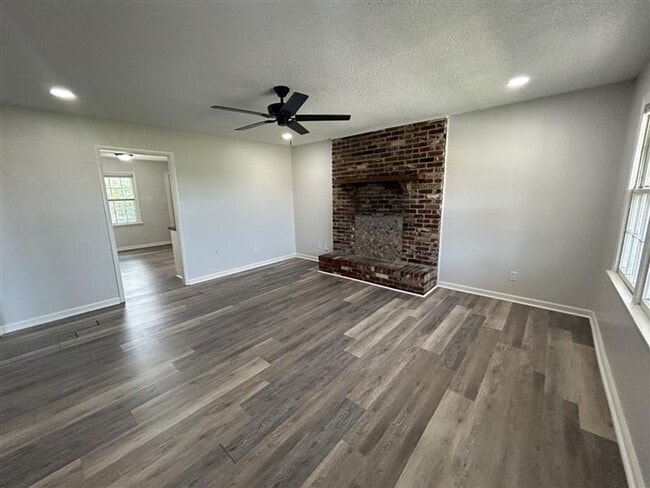 Building Photo - Charming and Affordable Upstairs Duplex – ...