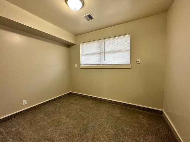 Building Photo - Townhome near Pawnee and Meridian