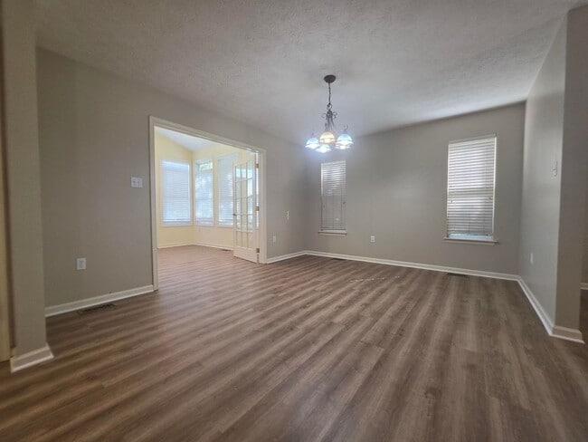 Building Photo - 2066 Honeysuckle Ln
