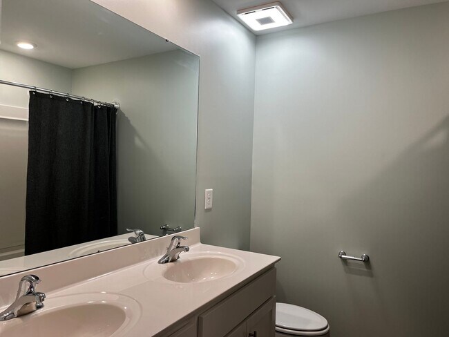Building Photo - Ultra Spacious Living in Lake Tyler Subdivision