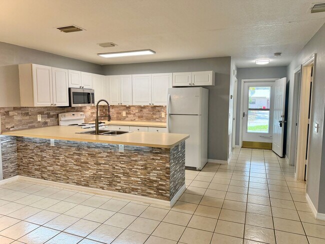 Building Photo - 2BR 2BA Updated Duplex in Sebastian Highlands