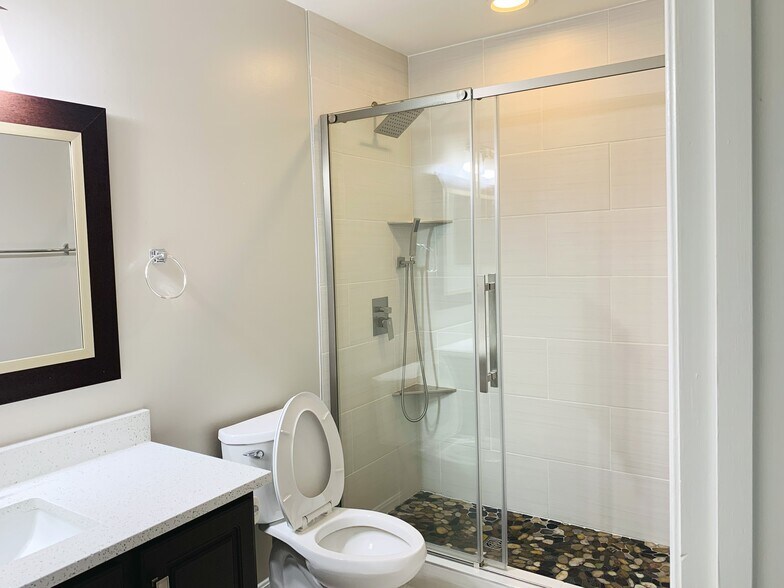 16.SecondBathroom - 8841 Royal Doulton Ln