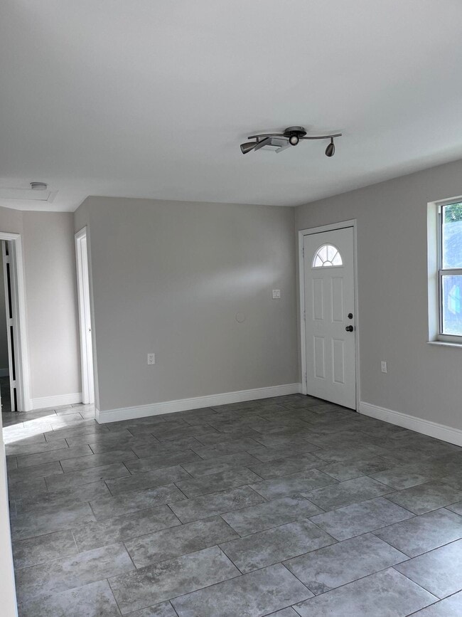 Building Photo - 8760 Lyndall Ln