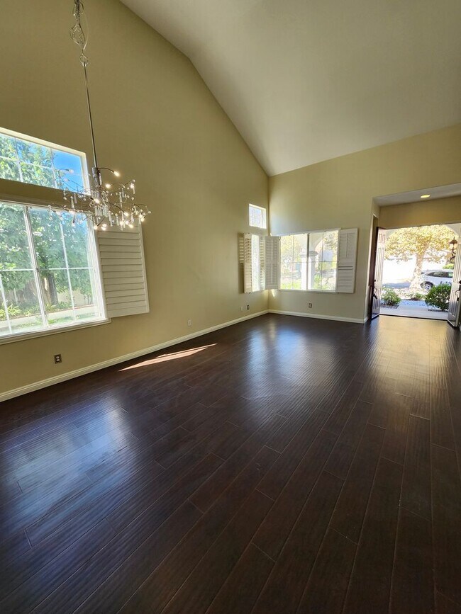 Building Photo - Beautiful two-story home located in the he...