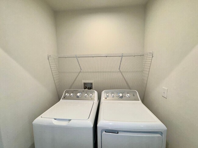 Building Photo - Three Bedroom Home in Winter Haven For Rent!