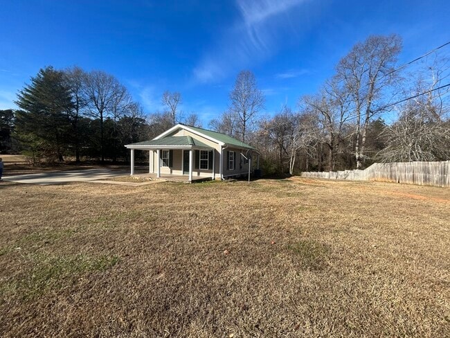 Building Photo - Available NOW! Cute home on 0.75 acres!