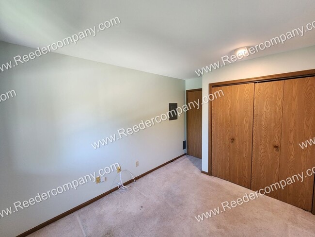 Building Photo - 2 Bedroom / 1 Bath Condo