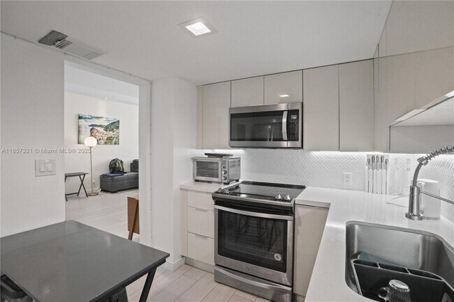 Building Photo - 100 Bayview Dr