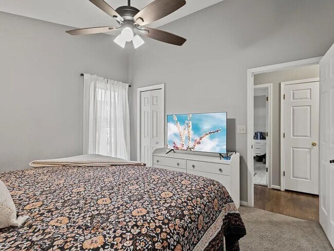 Building Photo - 1032 Summit Dr