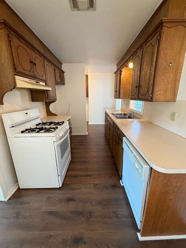 Building Photo - 2111 Pearson Dr