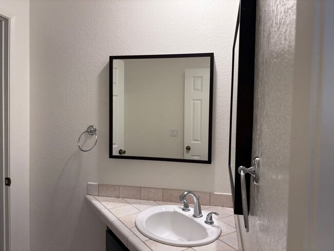 Building Photo - Spacious 5 bedroom 2 1/2 bathroom Westpark...