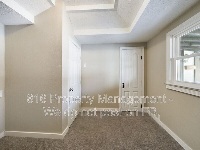 Building Photo - 1013 W South Ave