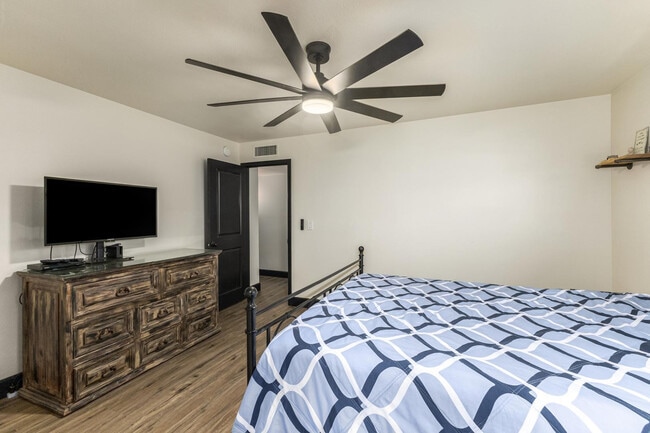 Building Photo - 617 E Ellis Dr